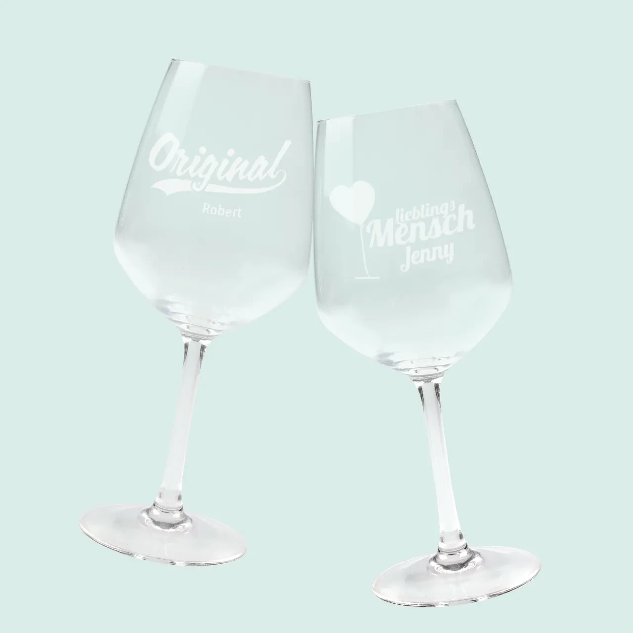 Personalisierte Gläser mit Gravur der Namen ‚Robert‘ und ‚Jenny‘ als originelles Geschenk oder individuelle Tischdekoration.
