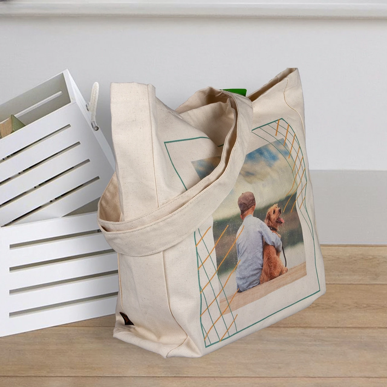 Eine Stofftasche selbst zu gestalten kann eine tolle Möglichkeit sein, ein Geschenk zu erschaffen, dass nicht nur nützlich ist, sondern auch stylisch aussieht.
