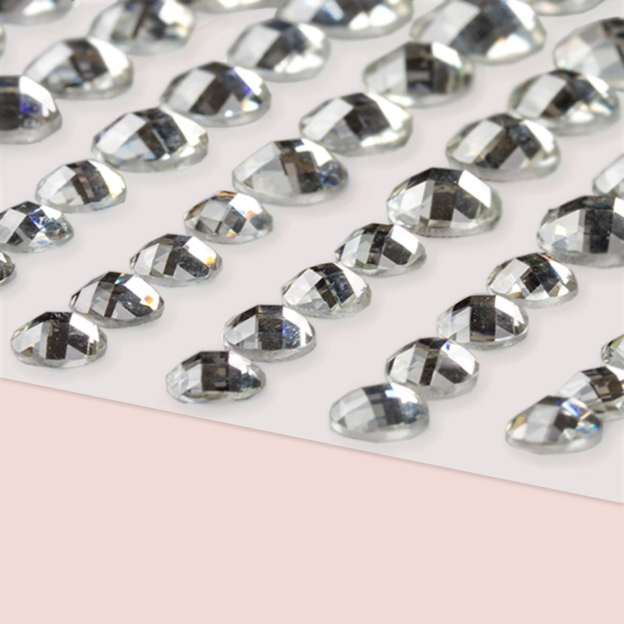 Kreative Grußkarte mit Herzensmotiv und dekorativen Glitzersteinen verziert, perfektes Geschenk.