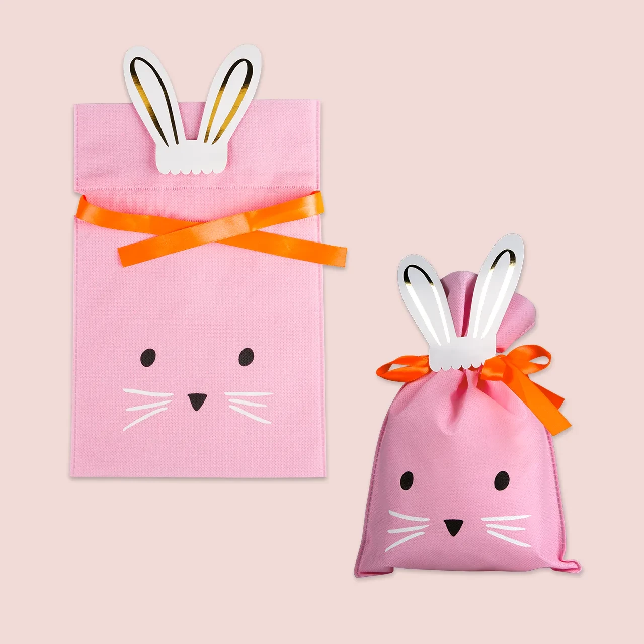 Unsere Geschenkbeutel sind absolute Hingucker, um eure Fotogeschenke ansprechend zu verpacken. Zu Ostern wird die rosafarbene Hasen-Tüte zum superniedlichen Eyecatcher.