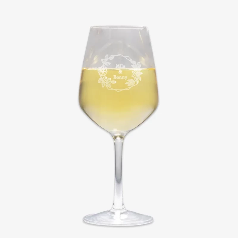 Dieses elegante Weinglas mit Gravur trägt die Namen ‚Mila & Benny‘ – ein Highlight unter personalisierten Gläsern.