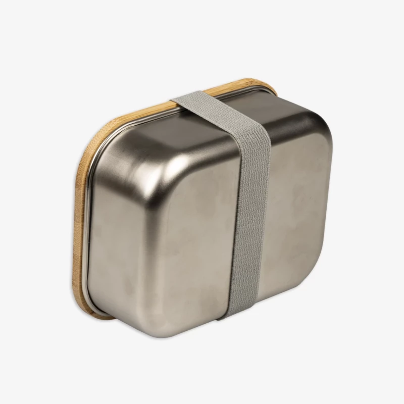 Die Lunchbox aus Edelstahl ist sicher verschlossen dank Auslaufschutz und dem Spannband aus Polyester. In der ROSSMANN Fotowelt findet ihr viele Designs für eure Gravur.