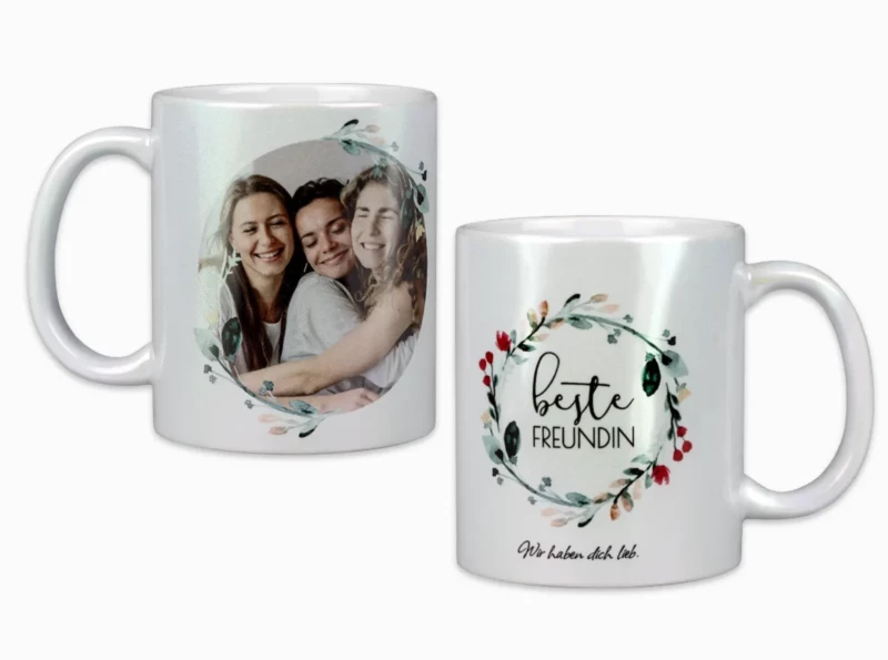 Weiße schimmernde Perlmutt-Tasse mit Bild von drei Freundinnen und dem Text „Beste Freundin – Wir haben dich lieb.