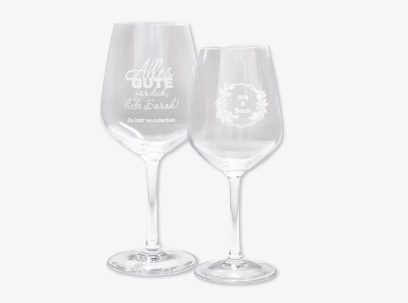 Diese zwei Gläser mit Gravur zeigen individuelle Namen und Botschaften – perfekt als individuelles Geschenk für jeden Anlass.