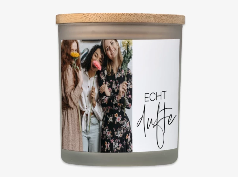 Eine personalisierte Kerze im Glas mit stilvollem Bambusdeckel und einem Foto von drei Frauen, die Blumen halten.