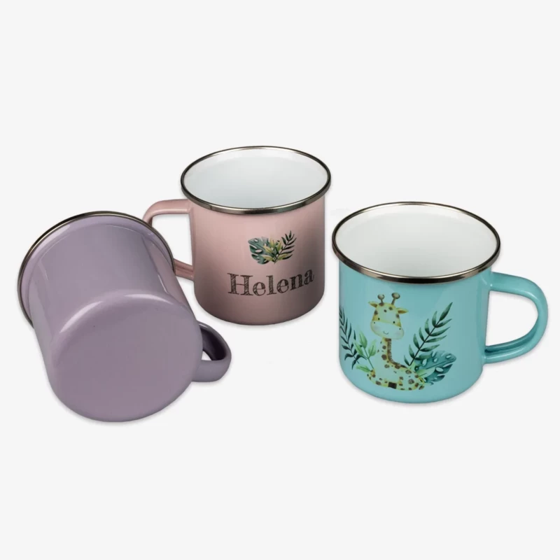 Drei individuelle Emaille-Tassen, gestaltet mit Namen, Tiermotiven und floralen Elementen – perfekt zum Bedrucken und Verschenken.