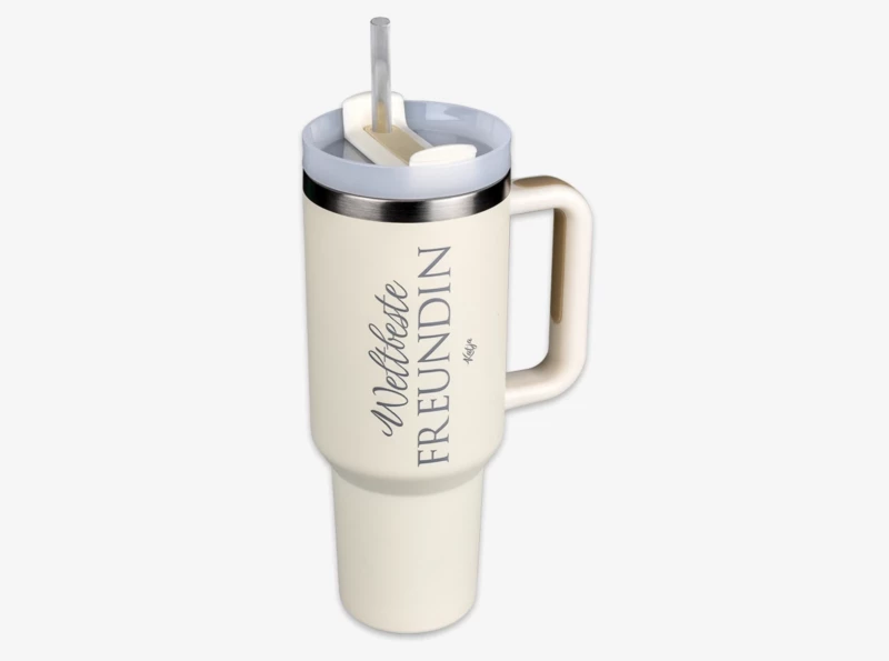 Ein großer Thermobecher mit Strohhalm und Gravur "Weltbeste Freundin", ideal als personalisiertes Geschenk.