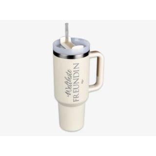 Ein großer Thermobecher mit Strohhalm und Gravur "Weltbeste Freundin", ideal als personalisiertes Geschenk.