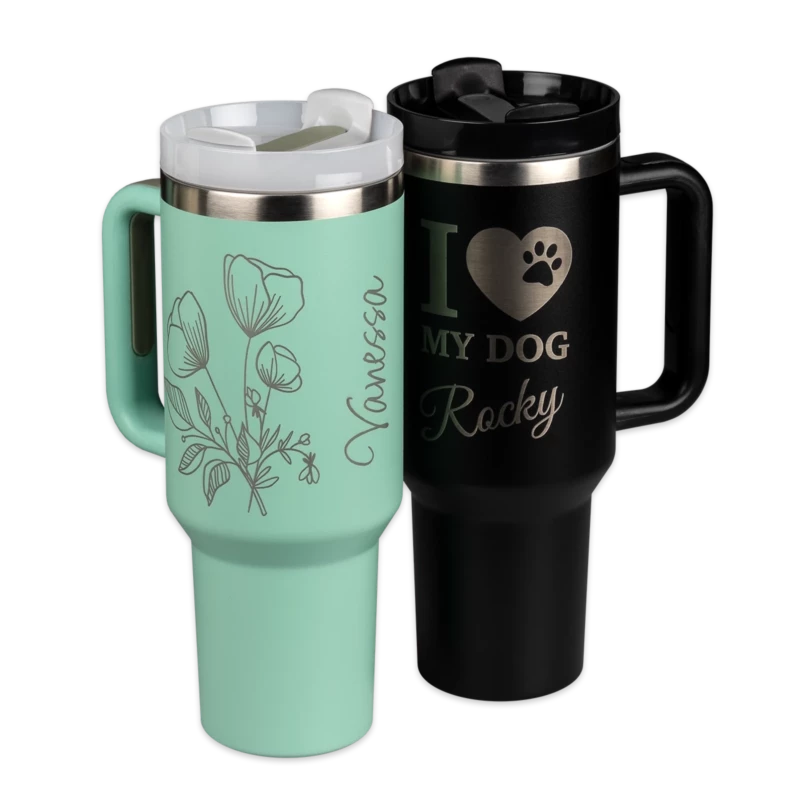 Zwei Stanley ähnliche Trinkbecher, ein mintfarbener mit Blumenmotiv und einer in Schwarz mit "I Love My Dog"-Gravur.