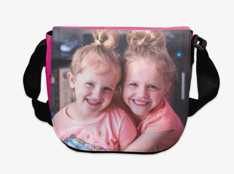Die personalisierte Kindergartentasche gibt es in hellblau und pink und besteht aus reißfestem Polyester. Ein tolles Geschenk und ideal für den Kindergarten.