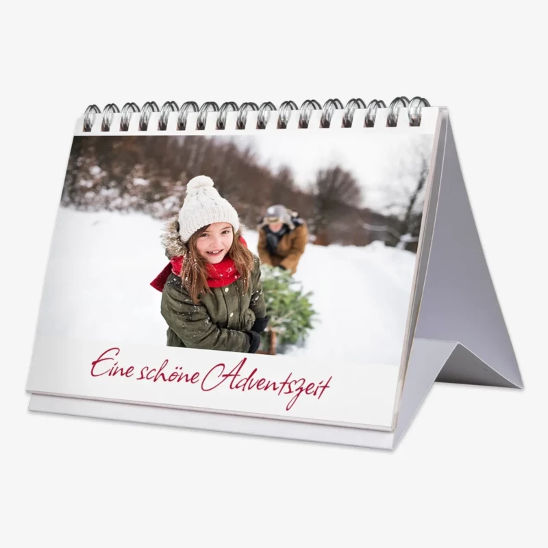 Foto-Adventskalender mit Spiralbindung zum Aufstellen selber machen. Die 12 Seiten können beidseitig vollflächig bedruckt werden. Jetzt los gestalten.
