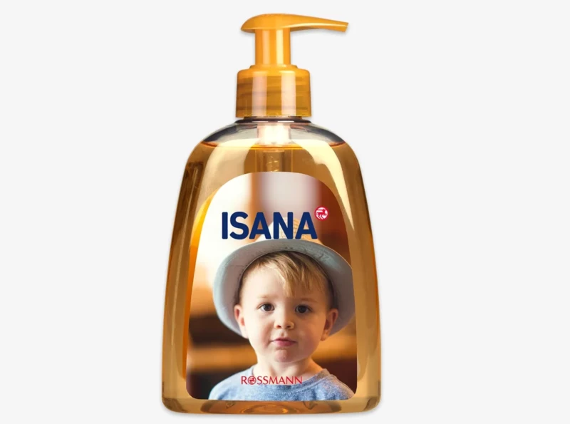 Eine ISANA Küchenseife mit eigenem Bild auf dem Etikett zeigt ein Kind mit Hut und ist personalisiert für eine besondere Note.