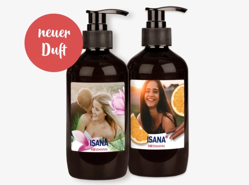 In der ROSSMANN Fotowelt könnt ihr eine ISANA Flüssigseife mit Foto und Text personalisieren. Gestaltet das Etikett der dunkelbraunen Flasche mit Pumpspender individuell.