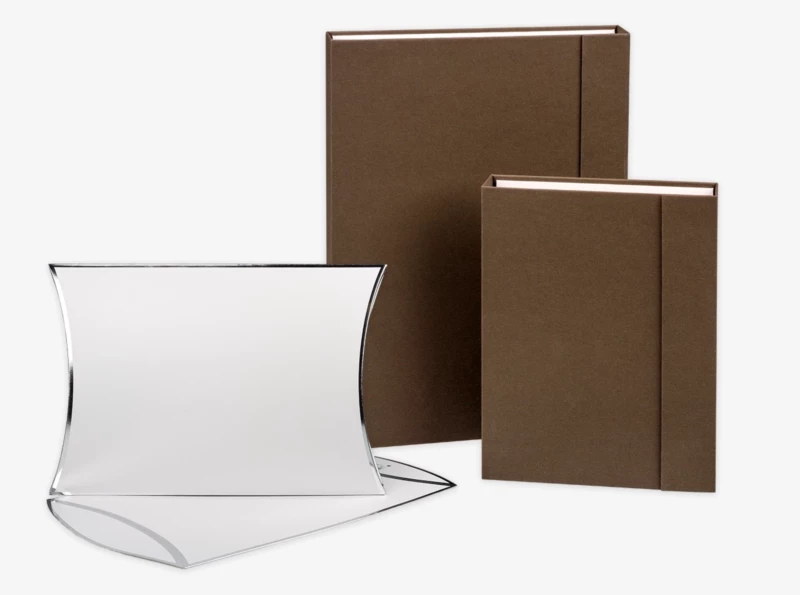 Jetzt Geschenkverpackungen zum nächsten Fotoprodukt dazu bestellen. Es stehen euch mehrere Größen, Formen und Farben zu Verfügung, je nach euren Vorstellungen.