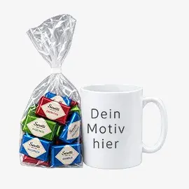 Weiße leere Tasse mit Text 'Dein Motiv hier' neben verpackter Schokolade in durchsichtigem Beutel. 