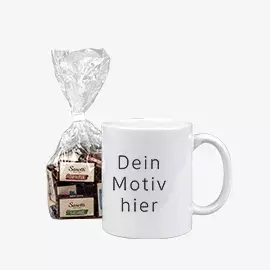 Weiße leere Tasse mit Text 'Dein Motiv hier' neben verpackter Schokolade in durchsichtigem Beutel. 