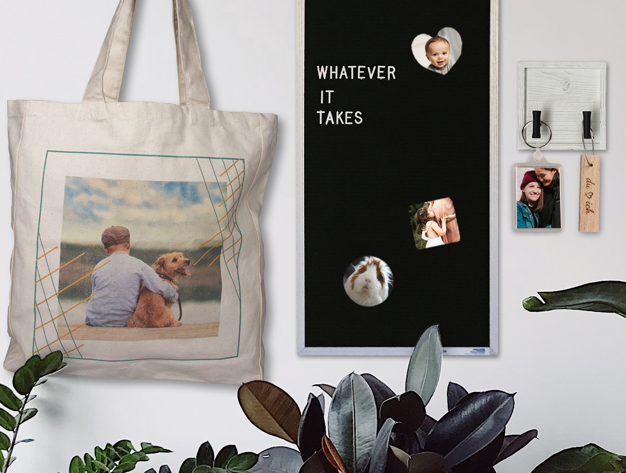 In der ROSSMANN Fotowelt findet ihr viele schöne Deko-Geschenke für euer Zuhause. Ob Tasche, Fotomagneten oder Schlüsselanhänger, hier ist für jeden etwas dabei.