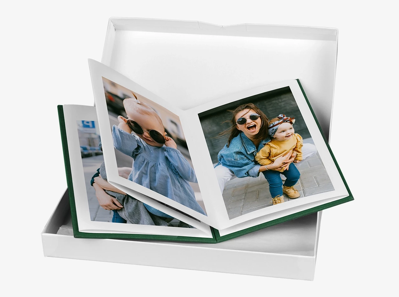 Jetzt einfach ein Foto Leporello und bestellen. Ihr könnt bis 10 Bilder unterbringen und erhaltet ein edles Fotobuch mit Leineneinband und Schleife.