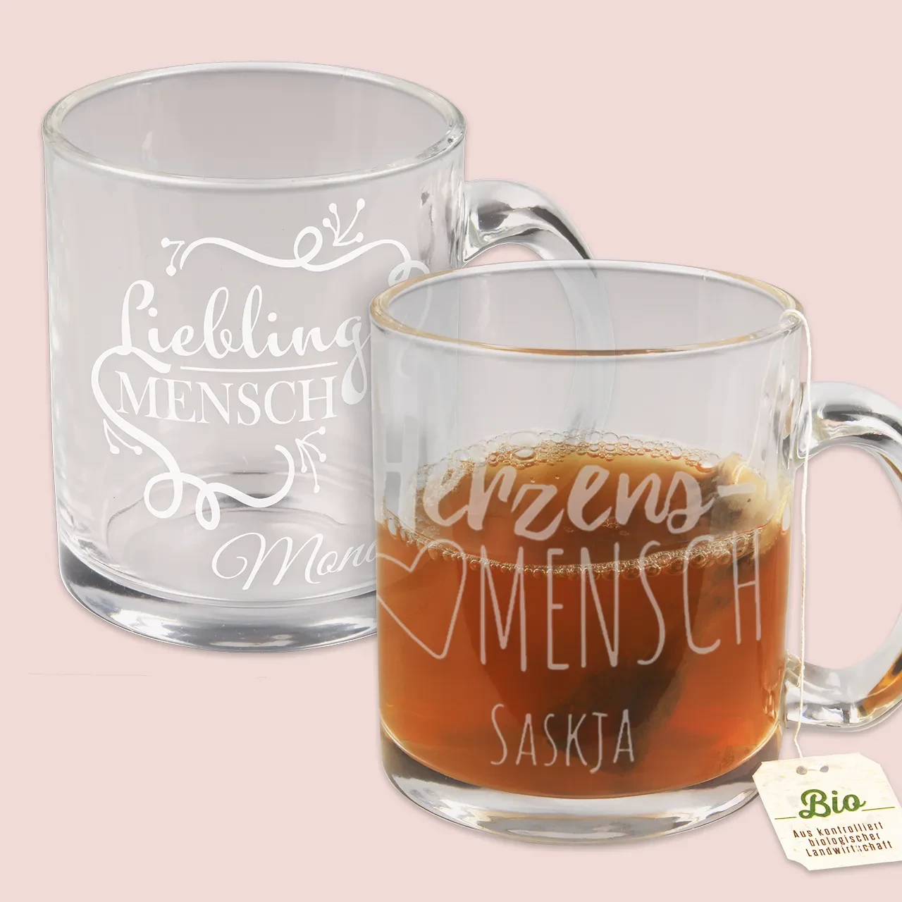 Lasst ein Glas mit eurem Lieblingsfoto bedrucken. Eine solche personalisierte Glastasse sieht nicht nur super aus, sondern trägt auch all eure Erinnerungen.