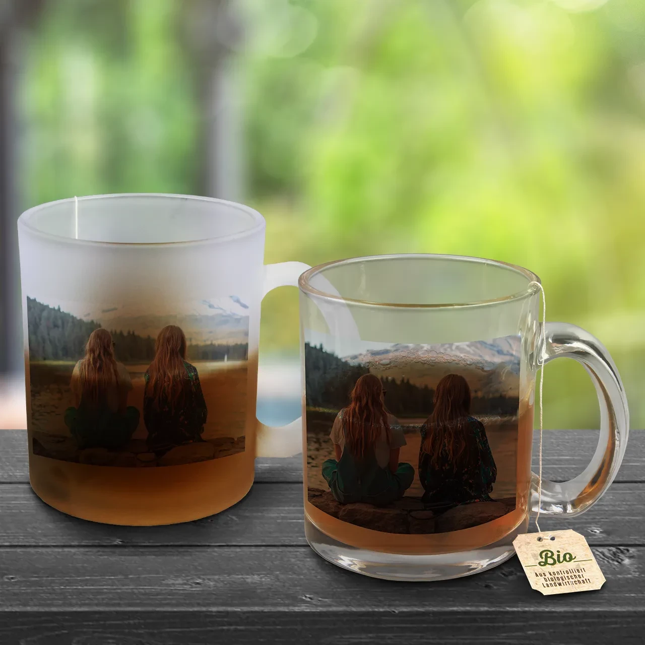 In der ROSSMANN Fotowelt könnt ihr ein Glas mit Gravur oder mit Foto bestellen. Beide Varianten der Glastasse lassen sich mit euren Bildern bedrucken.