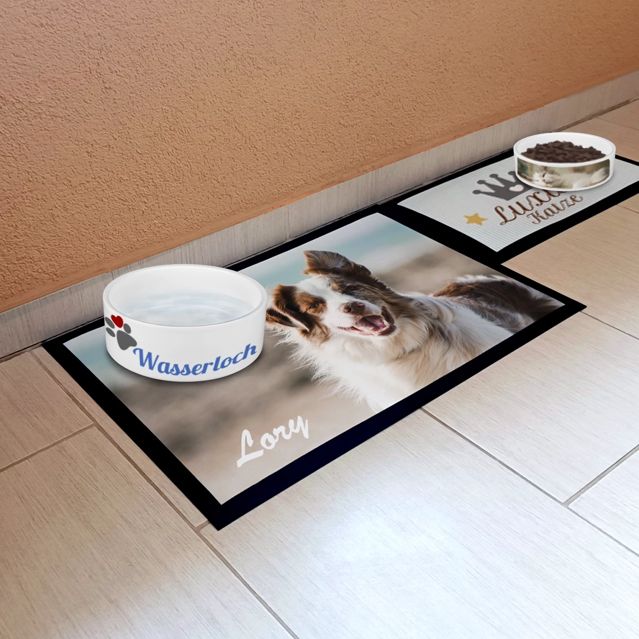 Die Napfunterlage für eure Katze oder euren Hund, ist hochwertig und in verschiedenen Größen bestellbar. Passt die Größe der Unterlage auf die Größe eures Tieres an.