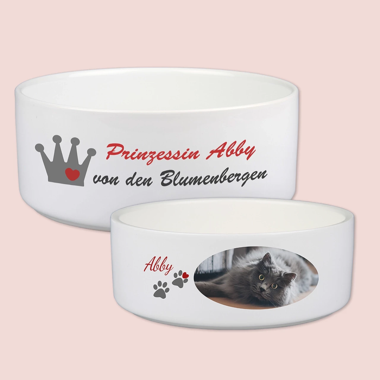 Wenn ihr einen Hundenapf personalisieren wollt, aber befürchtet, er wäre zu groß, habt keine Bange. Der Hundenapf ist auch in kleiner und katzenfreundlicher erhältlich.
