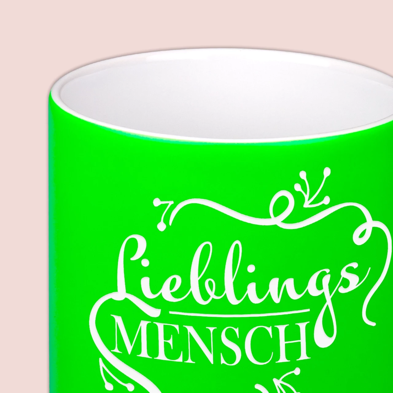 Lasst für euren Lieblingsmenschen eine Tasse gravieren, damit er farbenfroh und gut gelaunt in den Tag starten kann.