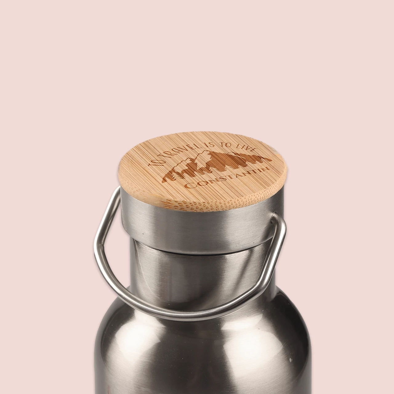 Lasst eure Thermosflasche personalisieren, um sie zu einem besonderen Begleiter zu machen. Mit individuell graviertem Bambusdeckel für dezente Eleganz.