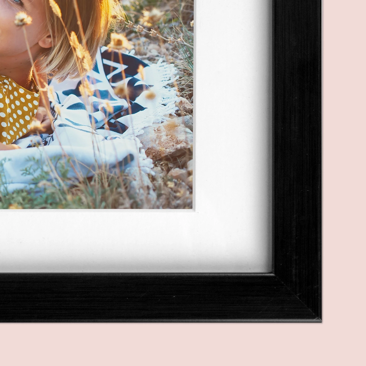 Foto mit Rahmen bestellen für eure individuellen Fotogalerie. Die hochwertigen Kunststoffrahmen sind in 2 Farben erhältlich und haben auch einen Aufsteller.