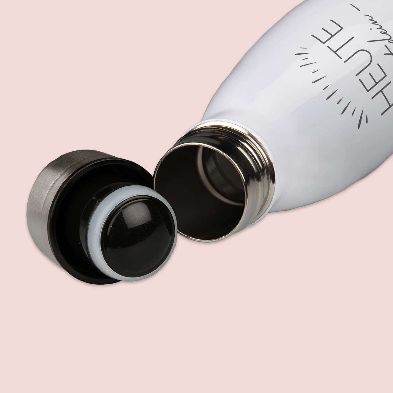 Thermosflasche mit Gravur und Schraubverschluss hält eure Getränke zuverlässig warm oder kalt. Besonders robust dank des doppelwandigen Edelstahlgehäuses.