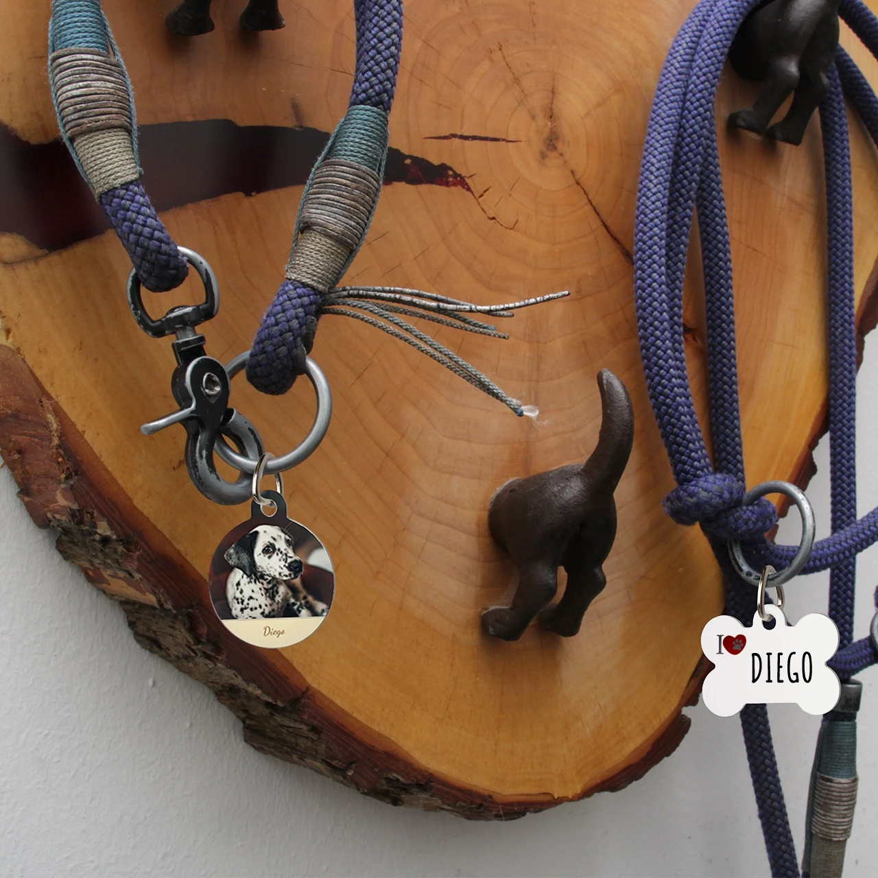 Die personalisierte Hundemarke mit Namen in Kreis- und Knochenform lässt sich direkt am Halsband oder an der Leine anbringen.