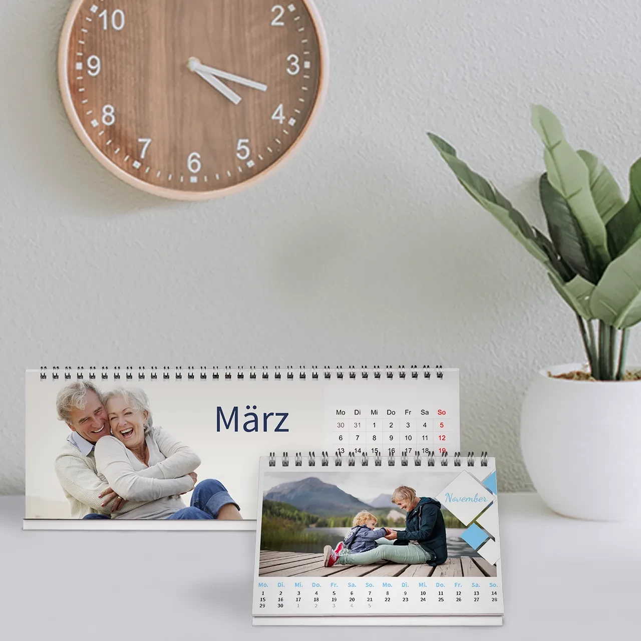 In der ROSSMANN Fotowelt einen Foto-Tischkalender zu gestalten, ist spielend leicht. Wählt eure Variante, euer Format, eure Wunschmotive und die Bestellmenge.