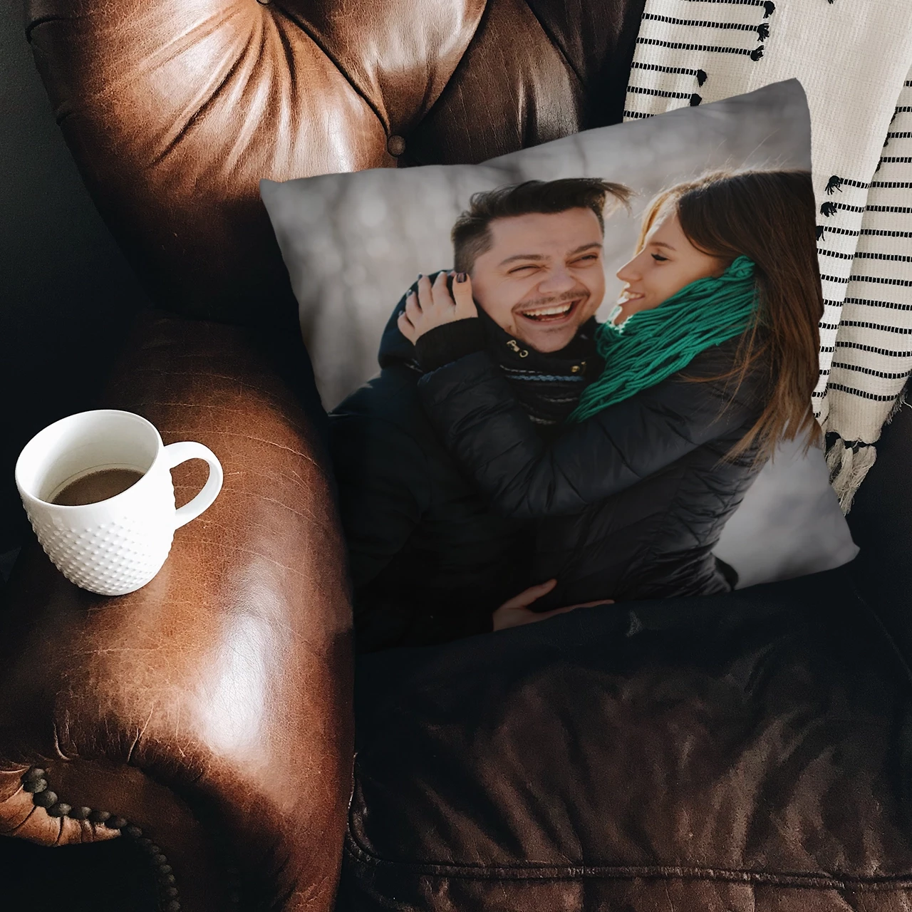 Selbst gestaltetes Kissen bedrucken lassen in der ROSSMANN Fotowelt. Ein Kissen mit euren romantischsten Momenten ist eine süße Möglichkeit, die Couch gemütlich zu dekorieren.