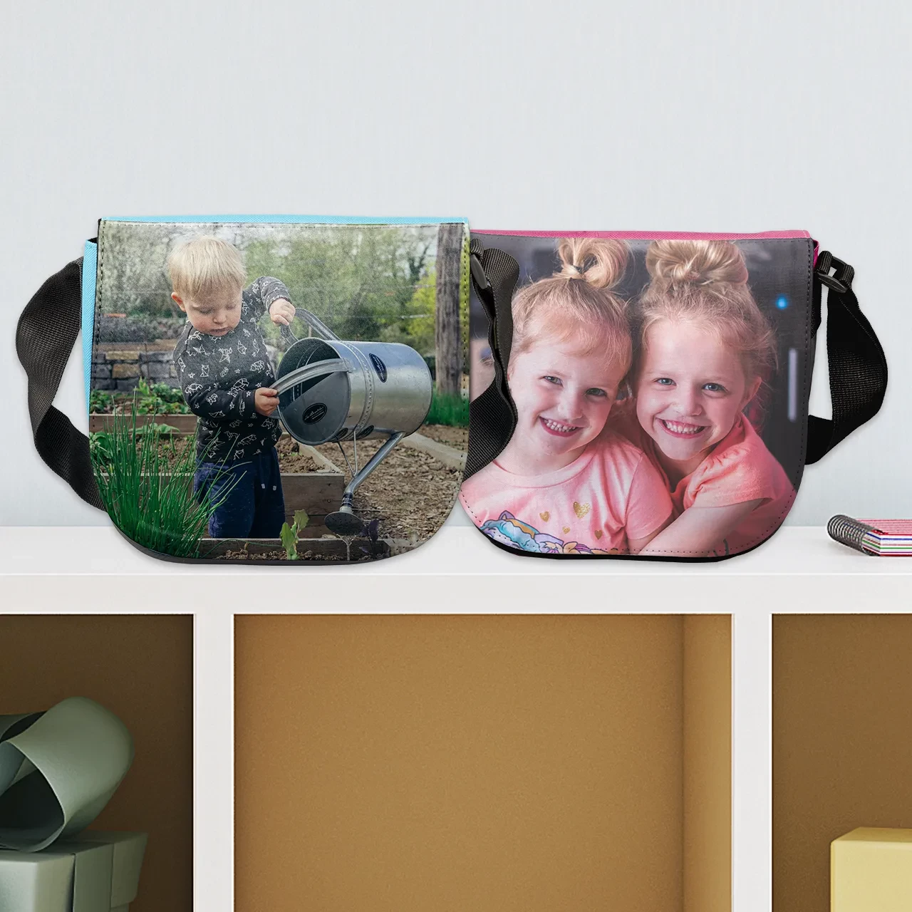 Mit verschiedenen Fächern ist die personalisierte Kindergartentasche super praktisch. Außerdem sorgen die Reflektorstreifen sorgen für Sicherheit im Straßenverkehr.