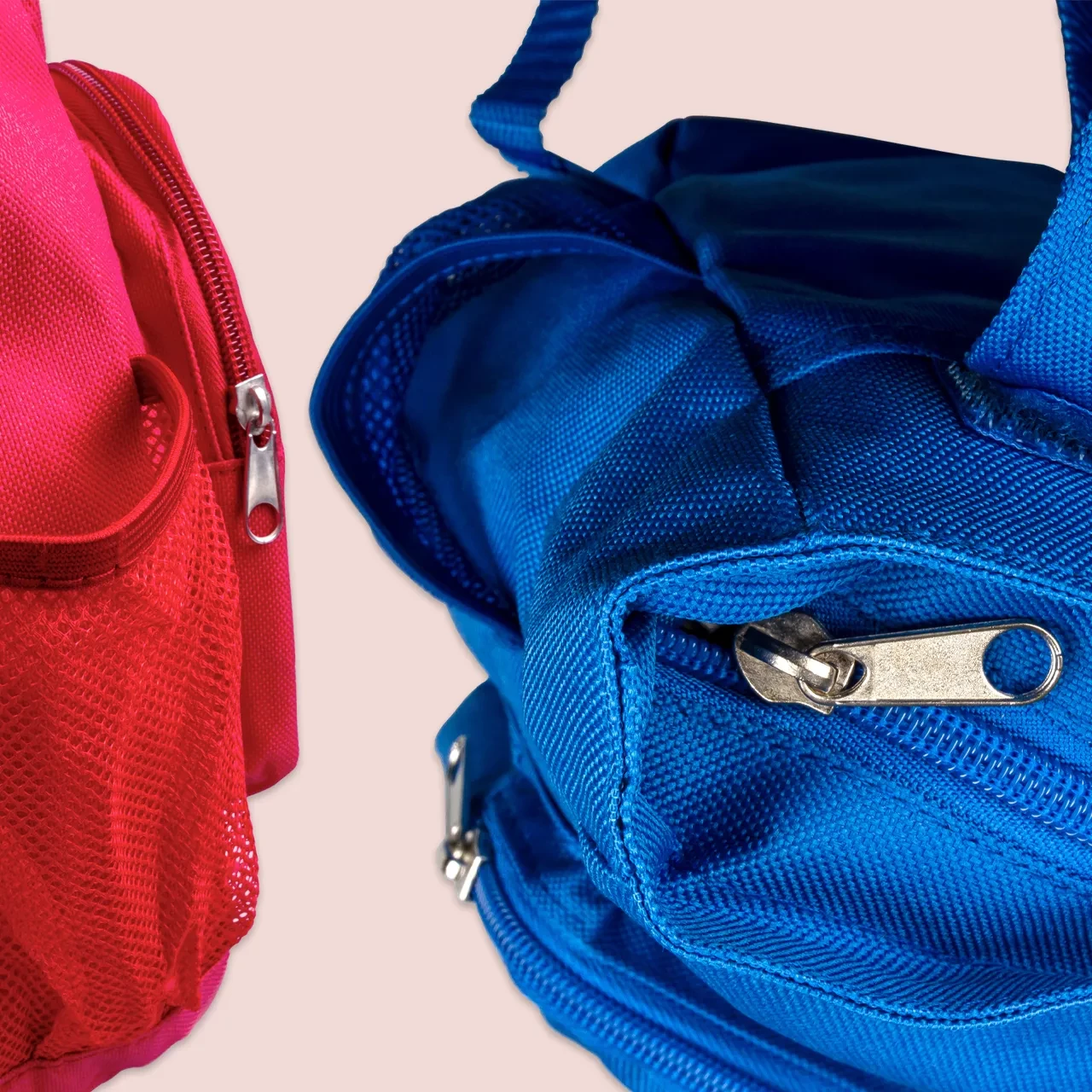 Personalisierter Kindergartenrucksack in rot oder blau mit Reißverschluss am großen und kleinen Fach. Die verstellbaren Gurte sorgen für Komfort und Passgenauigkeit.
