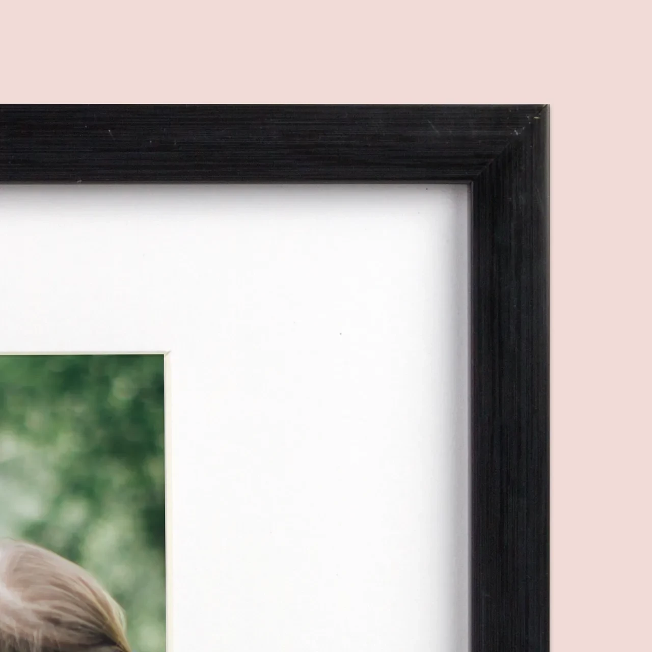 Poster mit Rahmen bestellen aus schwarzem oder weißem Kunststoff und inklusive Passepartout für einen besonderen Blickfang. Viele schöne Designvorlagen.