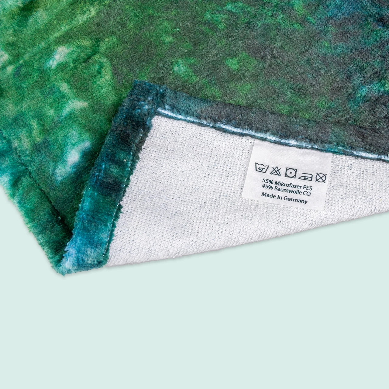 Jetzt personalisierte Handtücher selbst gestalten. Die Handtücher bestehen aus einem Mix aus Polyester und Baumwolle und fühlen sich samtweich an. Sie sind einseitig bedruckbar.