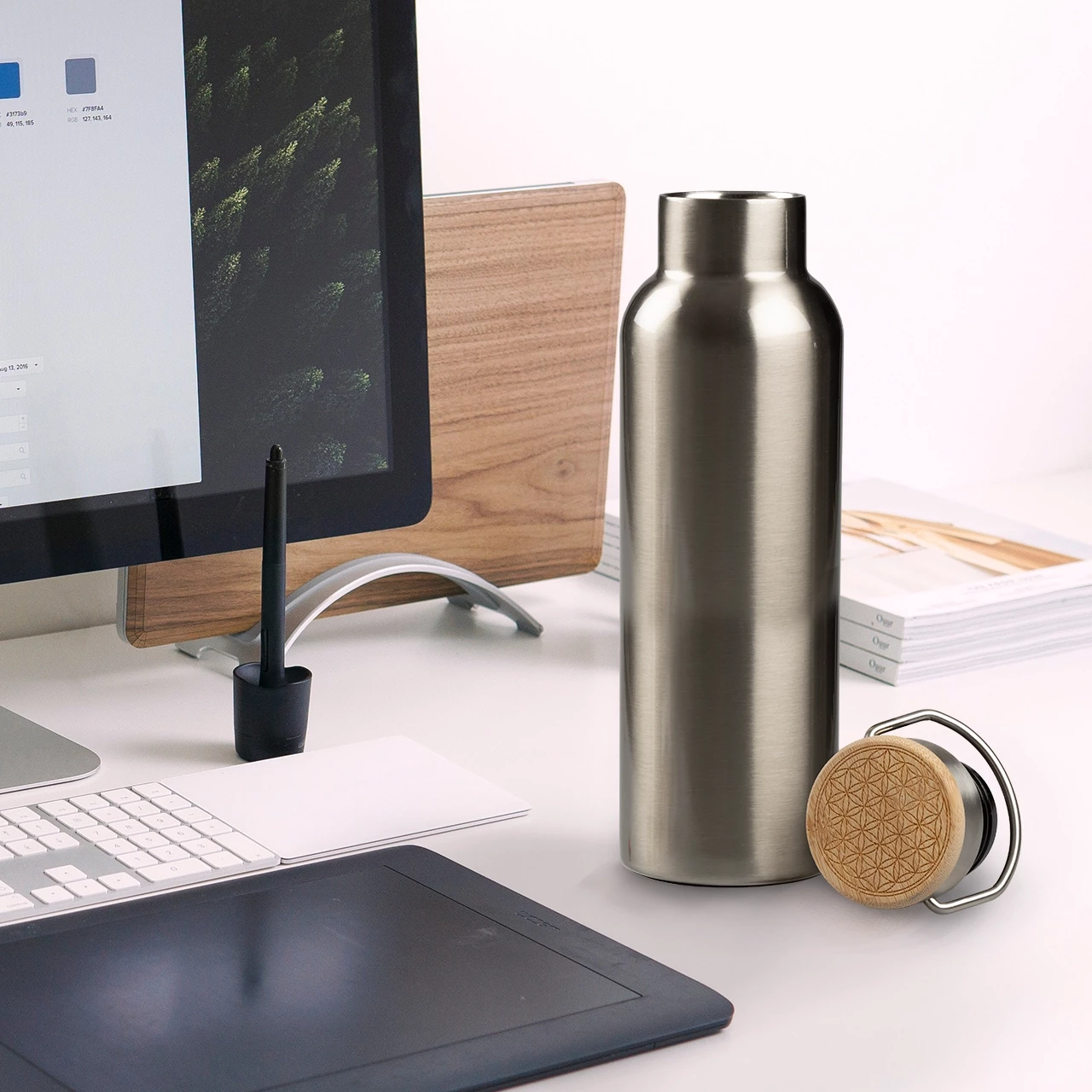 Thermosflasche mit Gravur: diese Edelstahlflasche mit graviertem Bambusdeckel ist perfekt für alle, die Funktionalität mit individuellem Design kombinieren möchten. 