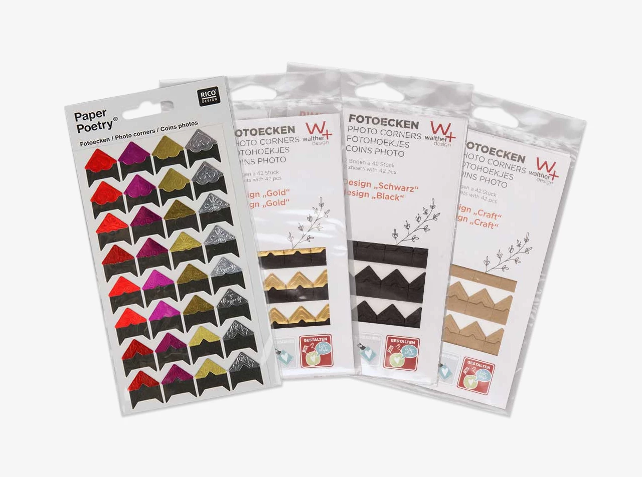 Verschiedene Sets mit Fotoecken in Gold, Schwarz, Braun und bunten Farben für Fotoalben.
