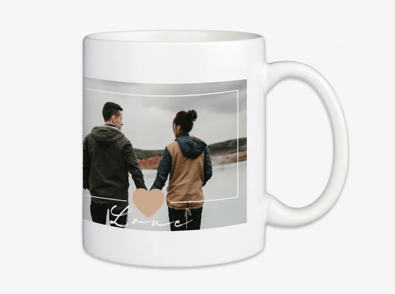 Ihr könnt in der ROSSMANN Fotowelt eine hochwertige weiße Keramik-Tasse mit Foto gestalten und bestellen. Die Oberfläche kann dabei glänzend oder auch matt sein.