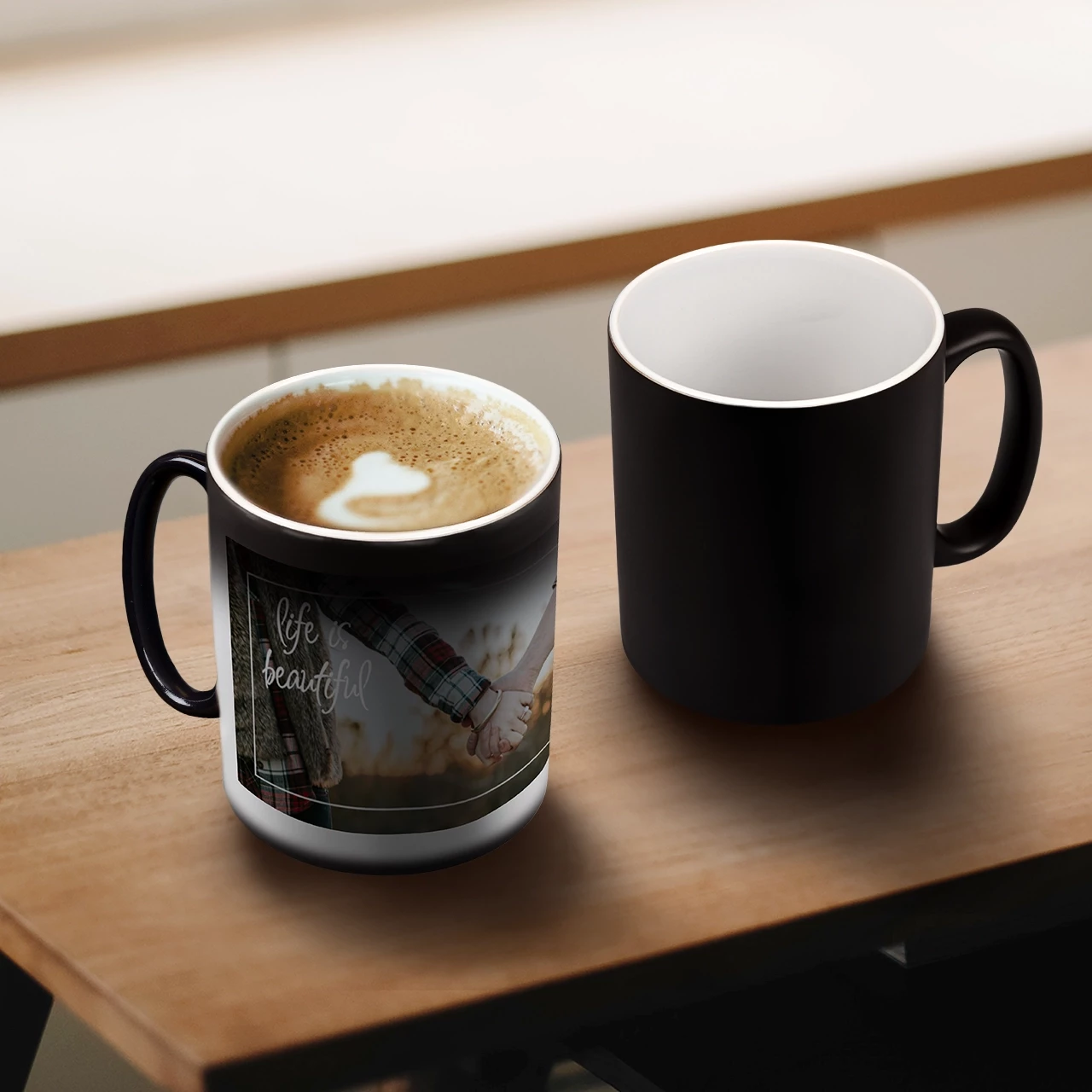 Zauber-Fototasse mit eigenem Motiv, dass erst sichtbar wird, wenn die Tasse eine gewisse Temperatur erreicht hat. Im kalten Zustand ist die Tasse schwarz.