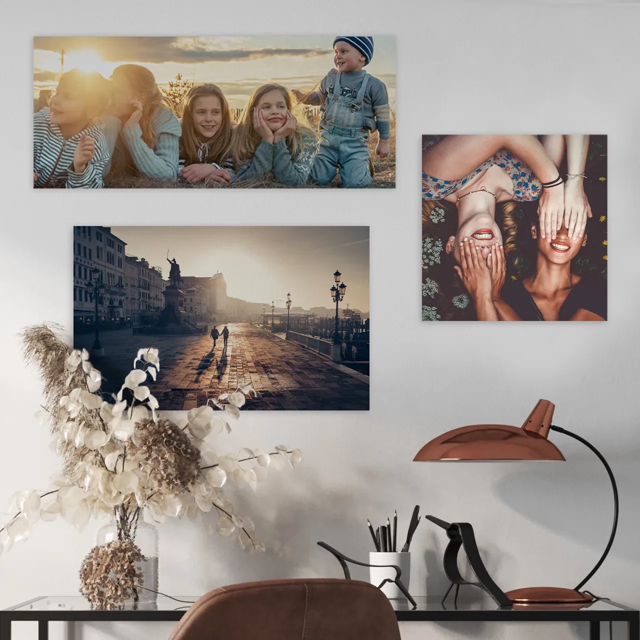 Jetzt selbstklebende Poster online bestellen. Dank der selbstklebenden Rückseite könnt ihr die Poster nach Belieben abnehmen ohne lästige Rückstände einer Halterung.