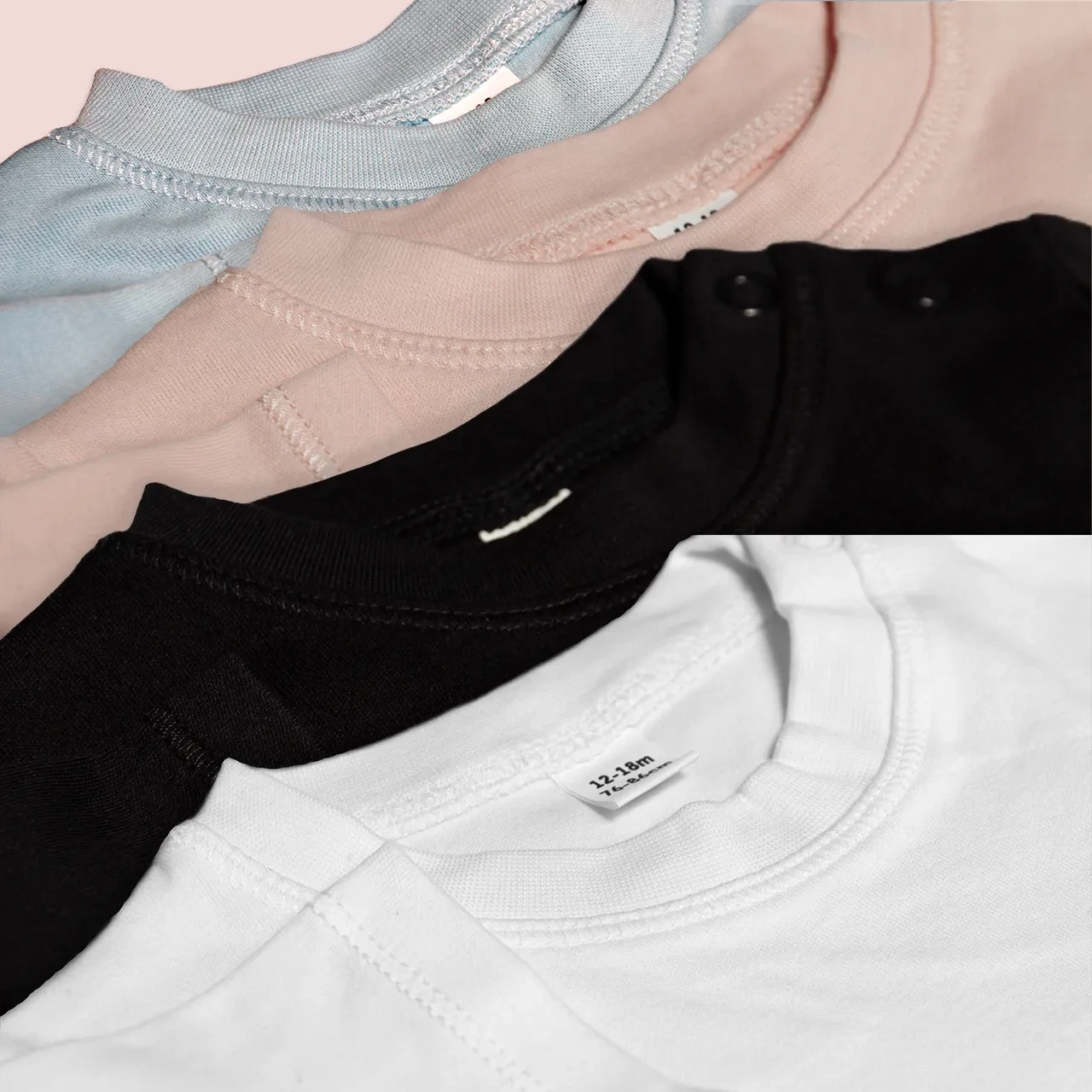 Lasst ein einzigartiges Babyshirt bedrucken, das aus 100 % Bio-Baumwolle besteht. Euer Schatz wird in dem hautfreundlichen Shirt, das in 4 Farben erhältlich ist, besonders strahlen.