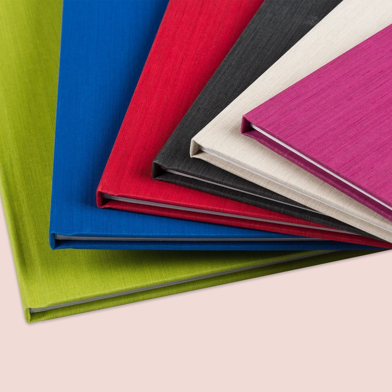 Der Leineneinband Fotobuch ist erhältlich in den Farben grün, blau, weinrot, schwarz, beige und rot. Das hochwertige Leinencover liegt angenehm in der Hand. 