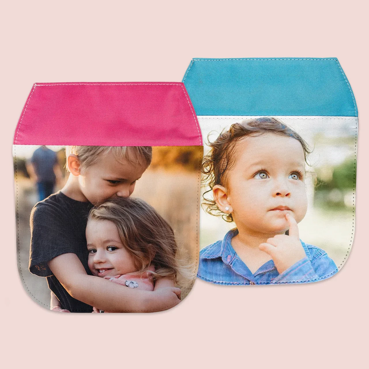 Die Kindergartentasche mit Namen gibt es in zwei starken Farben. Wählt zwischen pink oder hellblau und gestaltet die Tasche mit den Lieblingsbildern eurer Kinder.