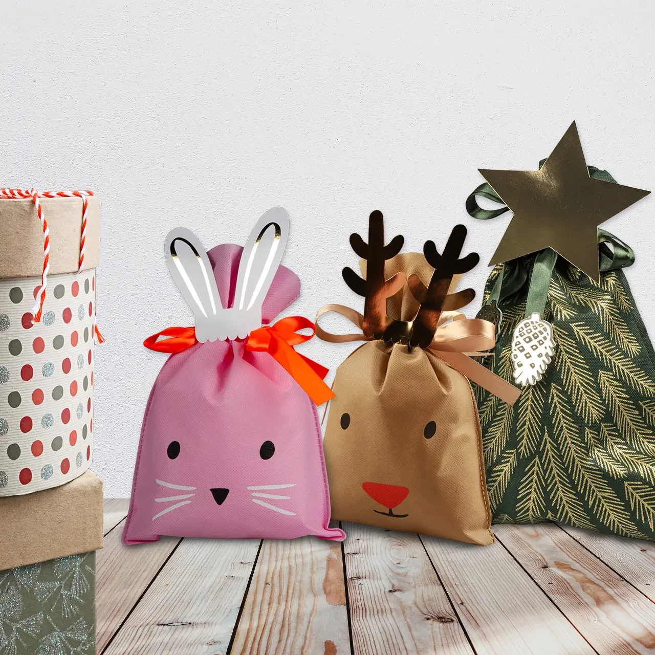 Die originelle Geschenktüte in Rentier-, Tannenbaum- oder Hasenform ist ideal, um Geschenke das ganze Jahr über ansprechend und schnell zu verpacken.