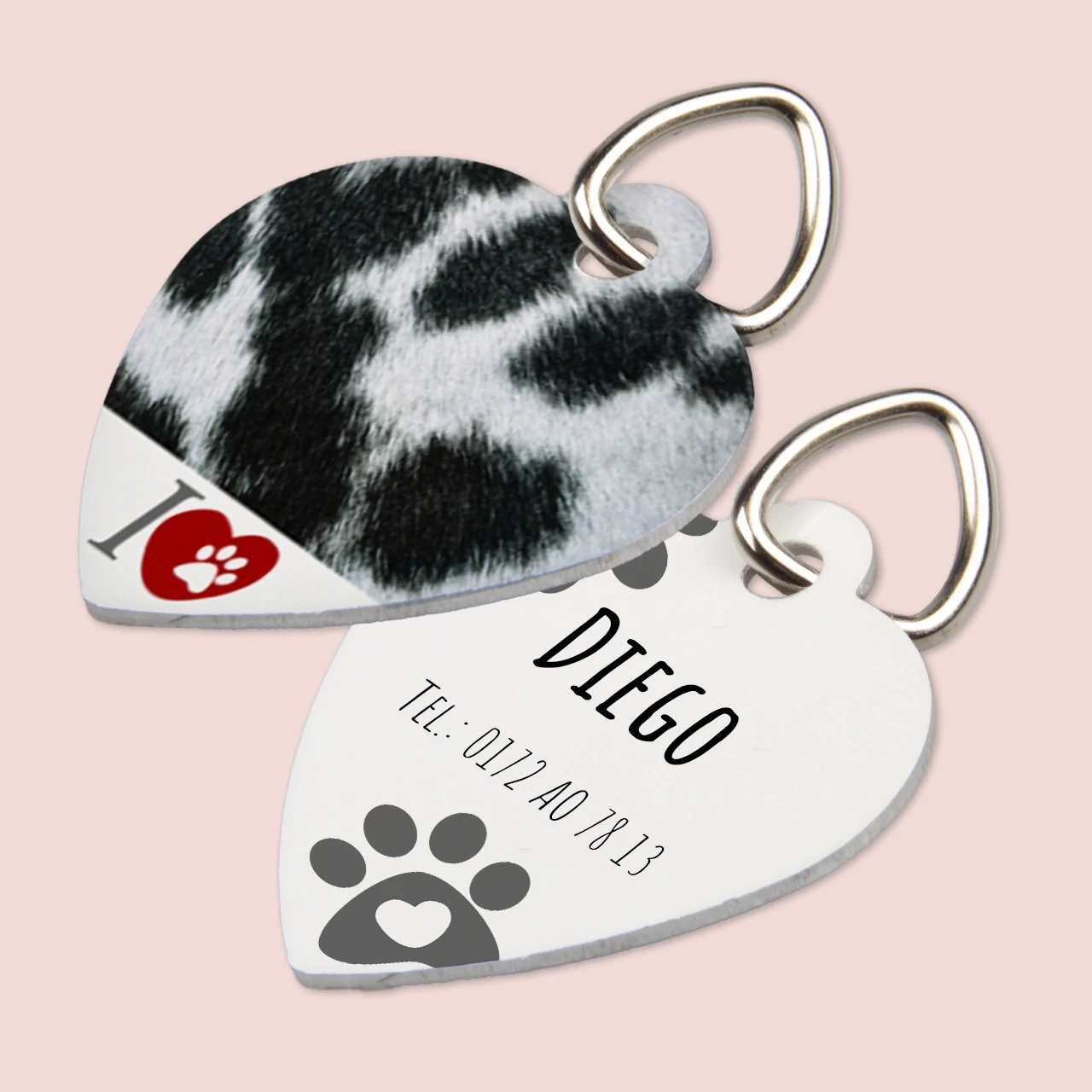 Die Hundemarke in Herzform verfügt über eine Metallöse zur Befestigung und ist mit Text und Telefonnummer personalisierbar.