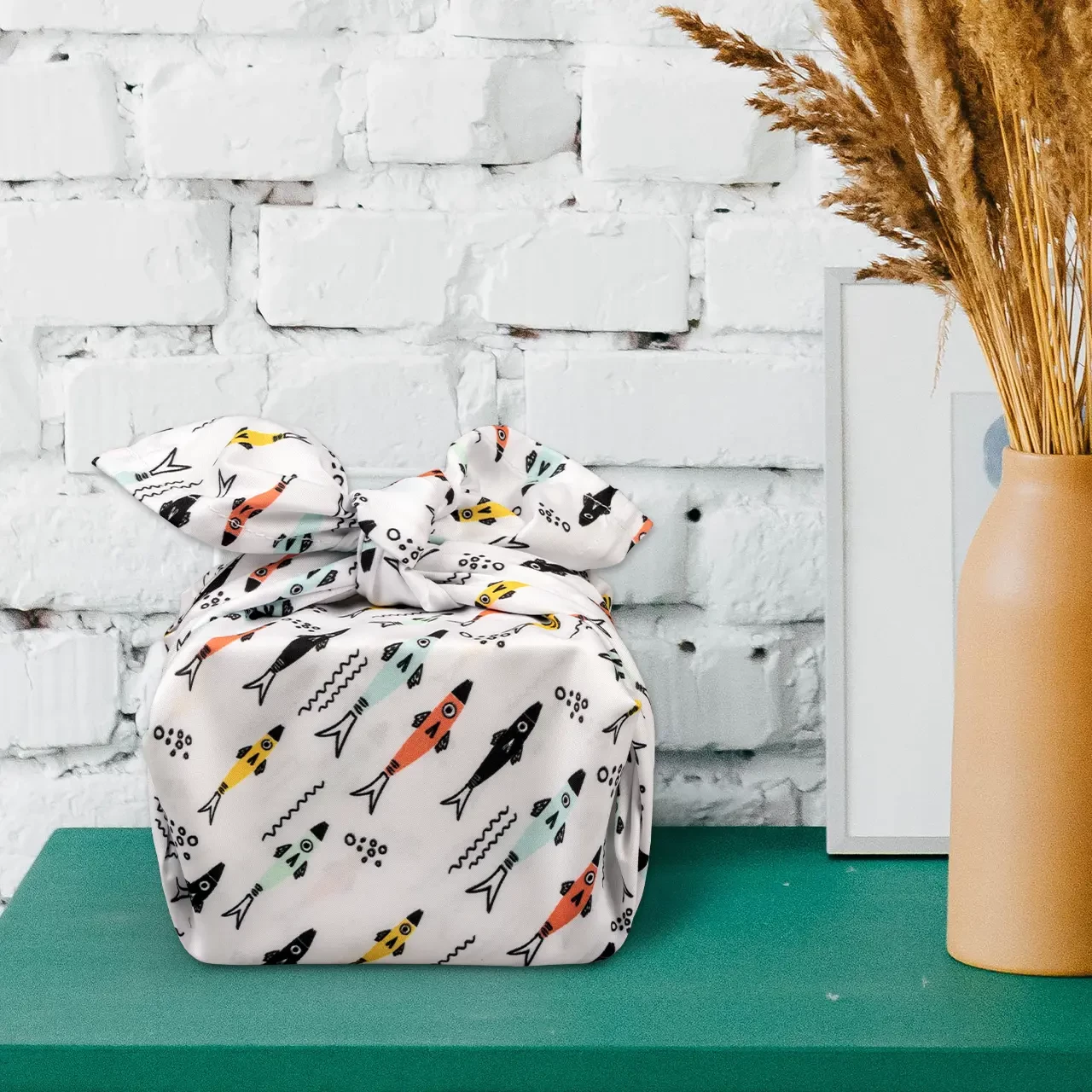 Furoshiki ist eine magische Art, Geschenke zu verpacken. Lass dein Wunschmotiv vollflächig auf eine Seite des Geschenktuchs drucken und mach Freunden eine Freude.