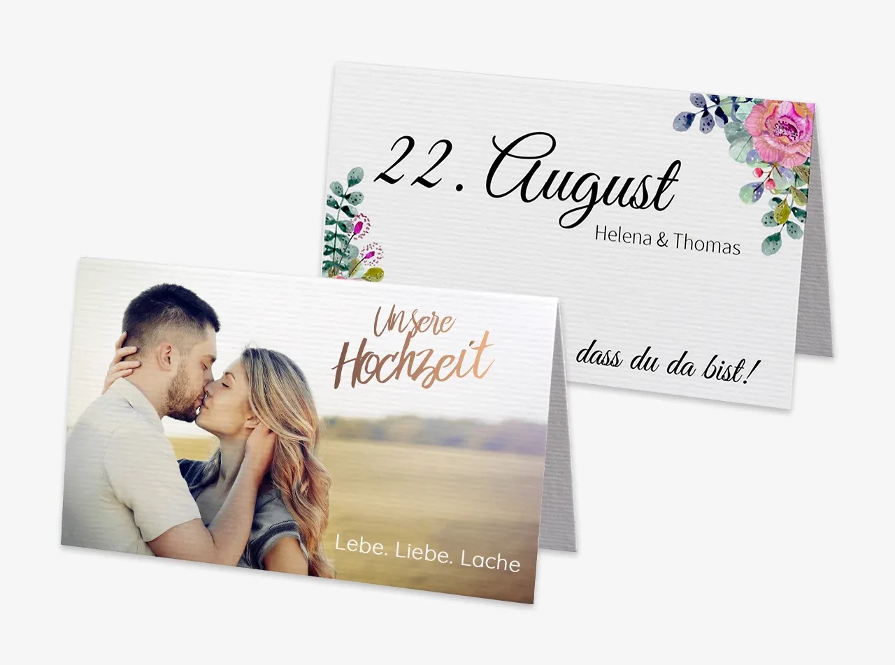 In der ROSSMANN Fotowelt könnt ihr Tischkarten für eure Hochzeit gestalten, die eure Gäste begeistern werden. Lasst euch inspirieren und setzt eure kreativen Ideen um.