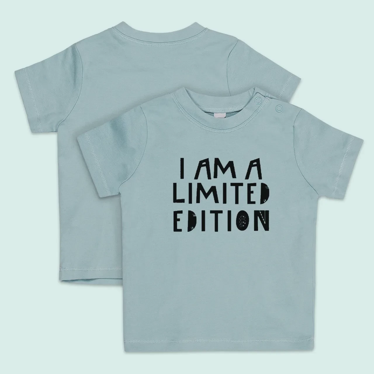 Ein Babyshirt bedrucken zu lassen, ist in der ROSSMANN Fotowelt ganz leicht. Wählt Größe und Farbe, entscheidet euch für einen ein- oder beidseitigen Druck, fügt kreative Fotos und Texte hinzu und schon bald haltet ihr das einzigartige Kleidungsstück in d
